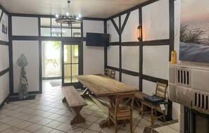 Dining - Lovely apartment in Kalkhorst with WiFi (Kalkhorst)