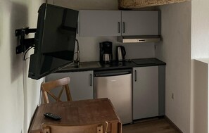 Kühlschrank, Herdplatte, Kochgeschirr/Geschirr/Besteck