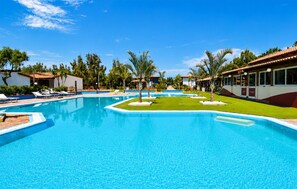 A swimming pool with multiple lanes, surrounded by palm trees and lounge chairs. - 2 bedroom beautiful home in Nicotera Marina (Nicotera Marina)