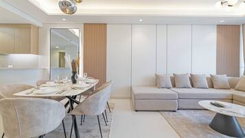 Deluxe Apartment, City View | Dining