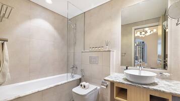 Deluxe Apartment, City View | Bathroom | Free toiletries, hair dryer, slippers, towels
