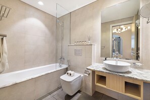 Appartamento Deluxe, vista città | Bagno | Set di cortesia gratuito, asciugacapelli, pantofole, asciugamani