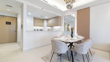 Deluxe-Apartment, Stadtblick | Speisen