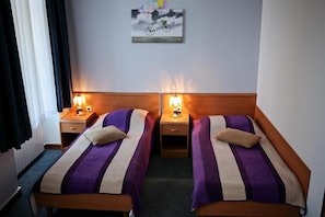 Habitación con 1 cama matrimonial o 2 individuales, para no fumadores | Escritorio y wifi gratis 