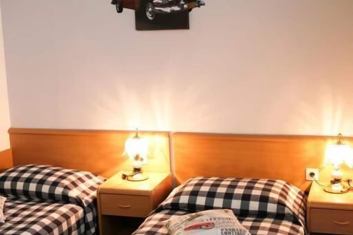Habitación con 1 cama matrimonial o 2 individuales, para no fumadores | Escritorio y wifi gratis 
