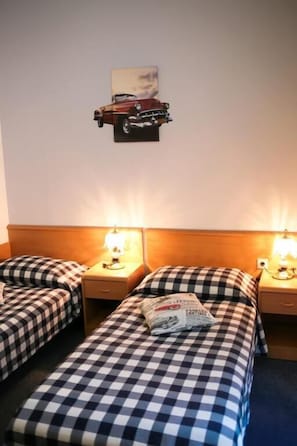 Habitación con 1 cama matrimonial o 2 individuales, para no fumadores | Escritorio y wifi gratis 