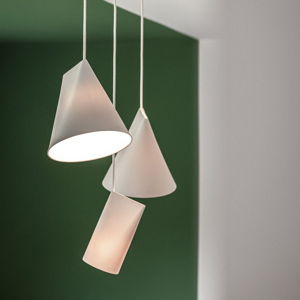 Luminária pendente com cúpula cônica e base cilíndrica, suspensa no teto.