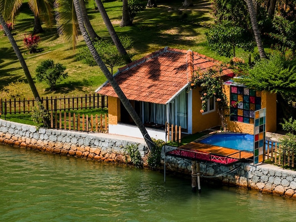 Casa romántica, vista al lago | Alberca | Alberca techada