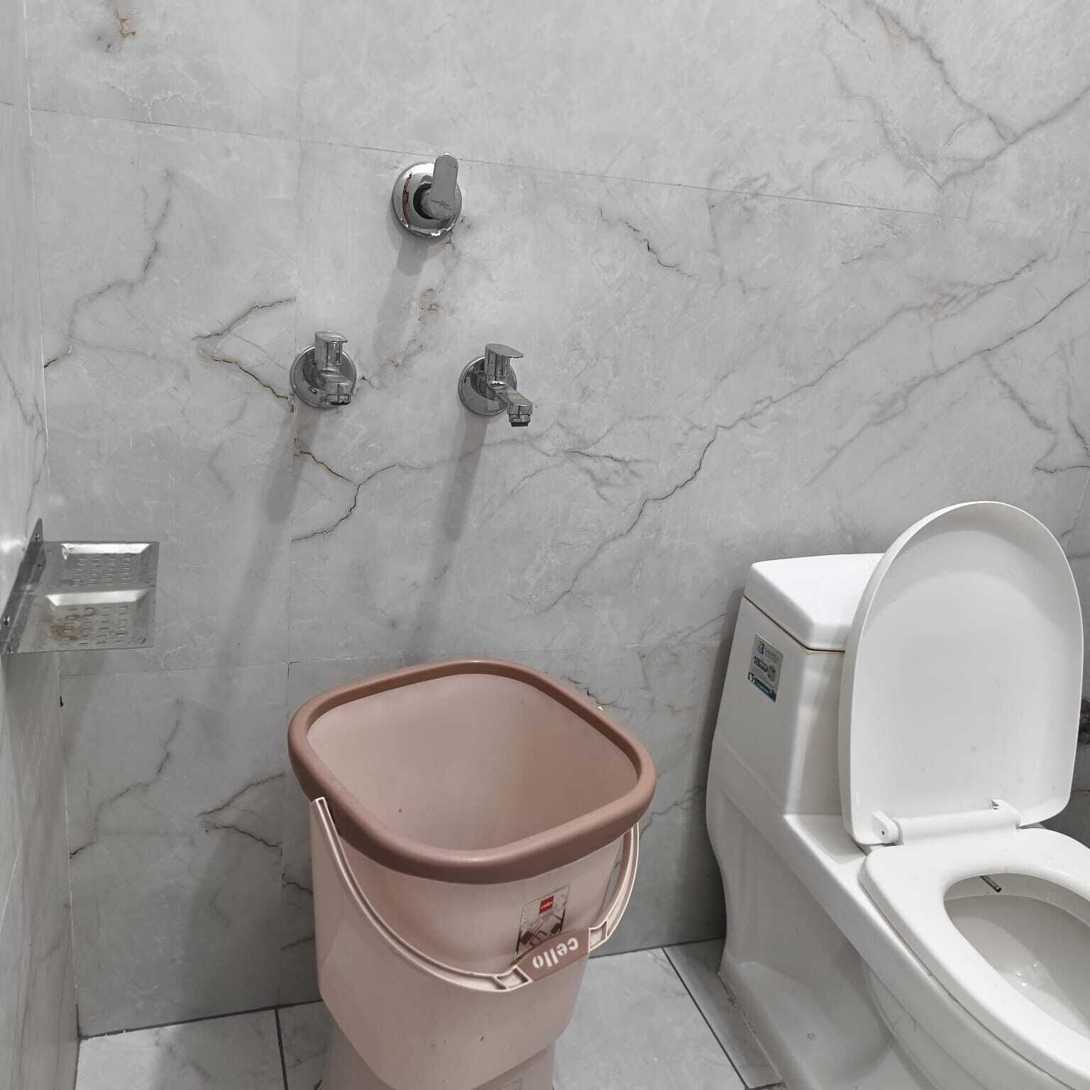 Ducha, artículos de tocador gratuitos, pantuflas, toallas