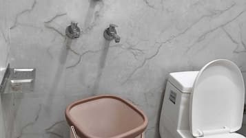 Ducha, artículos de tocador gratuitos, pantuflas, toallas