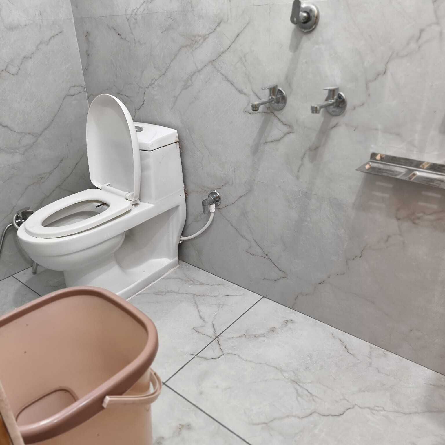 Ducha, artículos de tocador gratuitos, pantuflas, toallas