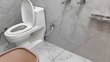 Ducha, artículos de tocador gratuitos, pantuflas, toallas