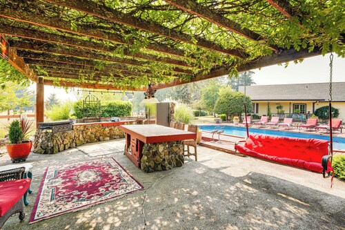 Ranch Suite w/ Hot Tub! Couples Stay in La Center