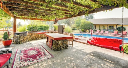 Ranch Suite w/ Hot Tub! Couples Stay in La Center