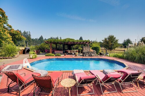 Ranch Suite w/ Hot Tub! Couples Stay in La Center