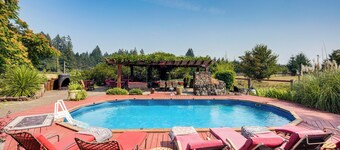 Ranch Suite w/ Hot Tub! Couples Stay in La Center