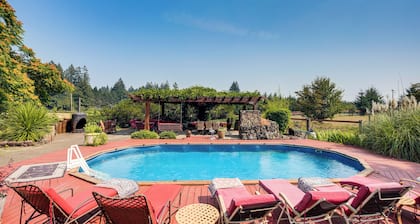 Ranch Suite w/ Hot Tub! Couples Stay in La Center