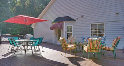 Hot Tub & Deck! Loganville Group Retreat