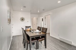 Interior - Lake Cornelia! Beach, Dock, Sunsets, Family Fun (Clarion)