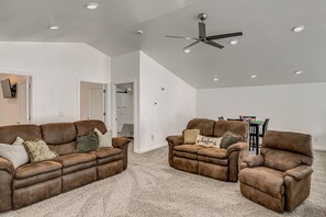 Interior - Lake Cornelia! Beach, Dock, Sunsets, Family Fun (Clarion)
