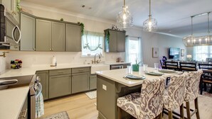 House (5 Bedrooms) | Interior