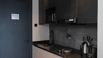 Een koffiezetapparaat/waterkoker, een koelkast, een magnetron, een oven