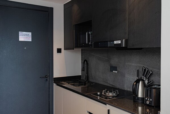 Wasserkocher mit Kaffee-/Teezubehör, Kühlschrank, Mikrowelle, Ofen