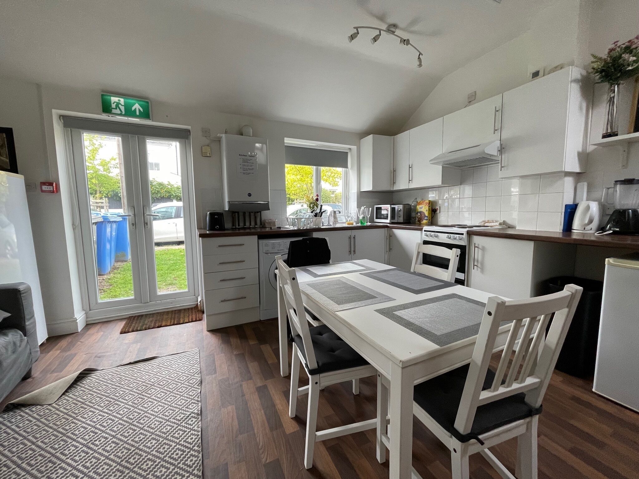 Full-size fridge, microwave, oven, stovetop