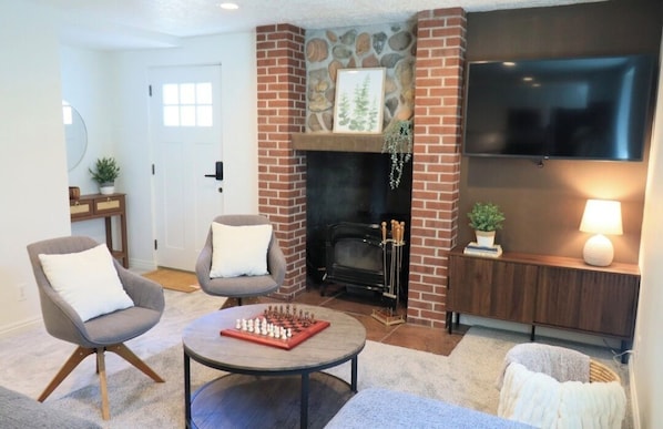 Smart TV - Modern Cozy Basement Retreat in a Central Location (Sandy)