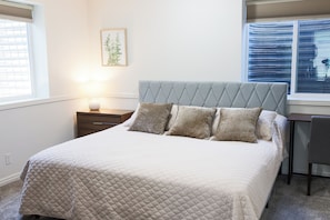 2 bedrooms, iron/ironing board, WiFi, bed sheets - Modern Cozy Basement Retreat in a Central Location (Sandy)