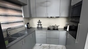 Cafetera y tetera, refrigerador, microondas y horno 