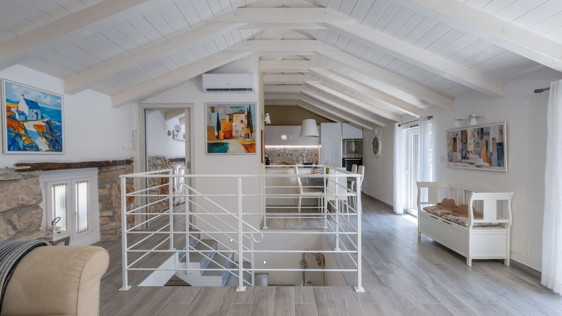 Ein geräumiges Loft mit hohen Decken, einem Steinkamin und einer Galerieebene.