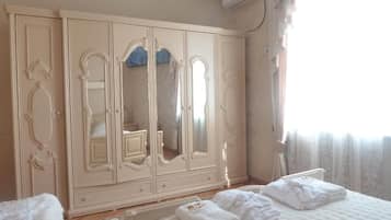 Deluxe Quadruple Room | Blackout curtains, iron/ironing board, free WiFi