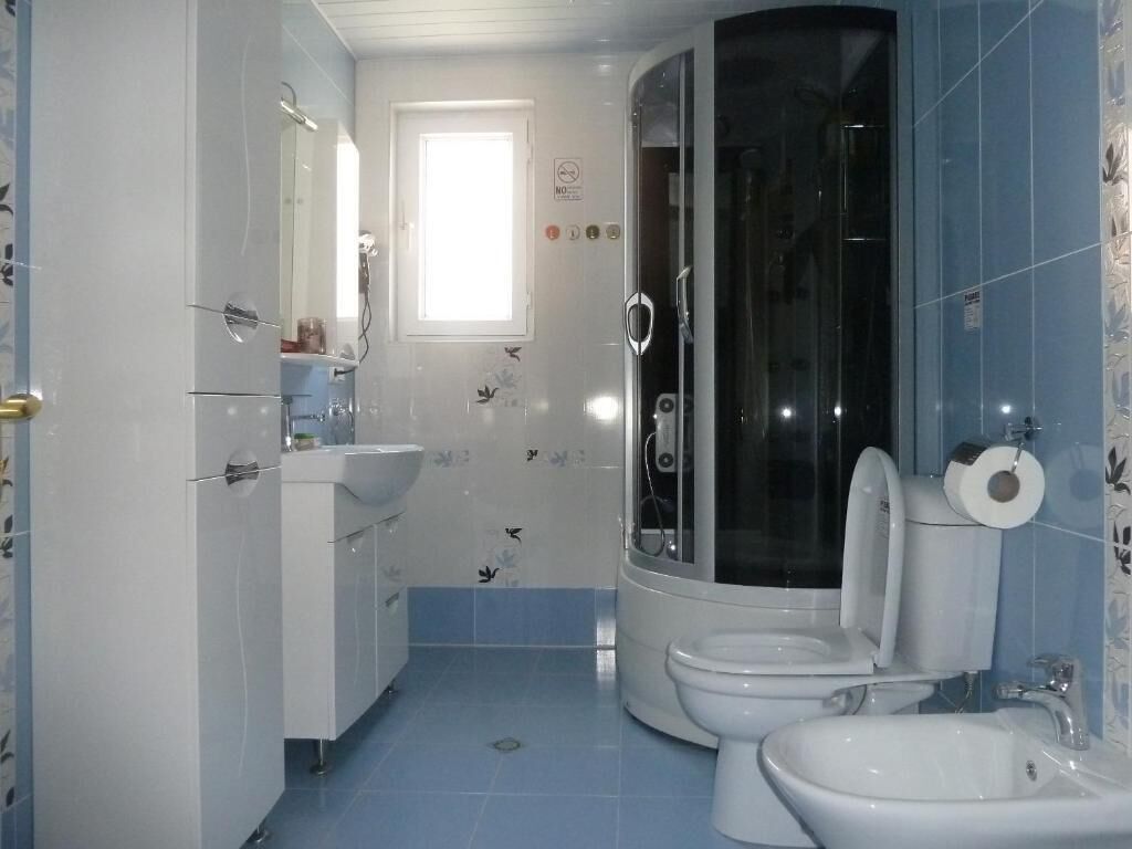 Deluxe Quadruple Room | Bathroom | Free toiletries, hair dryer, slippers, towels