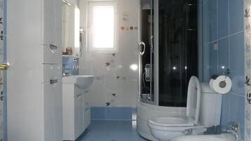 Deluxe Quadruple Room | Bathroom | Free toiletries, hair dryer, slippers, towels