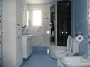Deluxe-Vierbettzimmer | Badezimmer | Kostenlose Toilettenartikel, Haartrockner, Hausschuhe, Handtücher