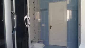 Doppia Deluxe | Bagno | Set di cortesia gratuito, asciugacapelli, pantofole, asciugamani
