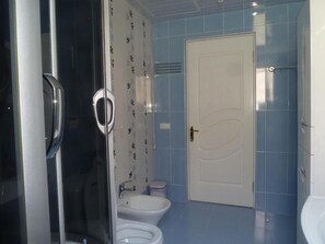 Deluxe Double Room | Bathroom | Free toiletries, hair dryer, slippers, towels