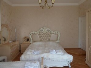 Deluxe Quadruple Room | Blackout curtains, iron/ironing board, free WiFi