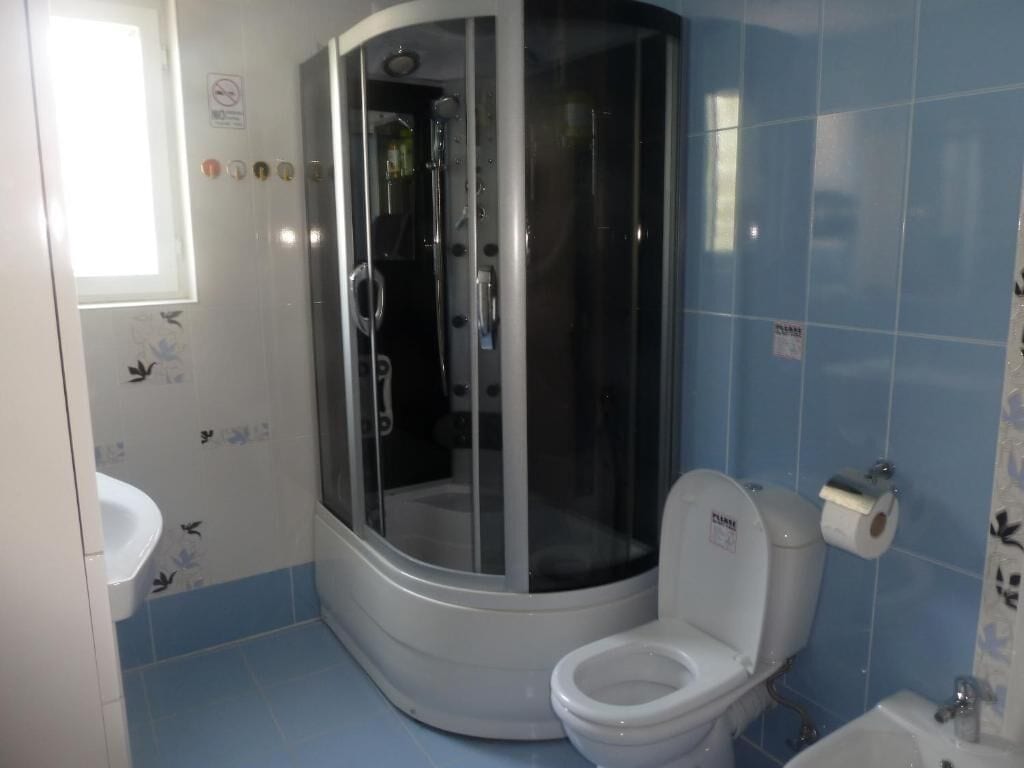 Ein Badezimmer mit Toilette, Waschbecken und Duschkabine.