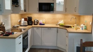 Wasserkocher mit Kaffee-/Teezubehör, Kühlschrank, Mikrowelle, Ofen