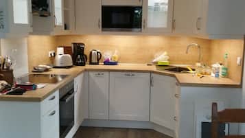 Coffee/tea maker, fridge, microwave, oven