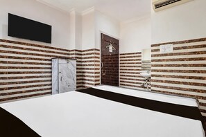 Un baño con tocador de mármol, lavabo y espejo.