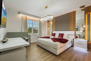 Ein modernes Schlafzimmer mit Bett, Nachttisch und Schreibtisch mit Stuhl.
