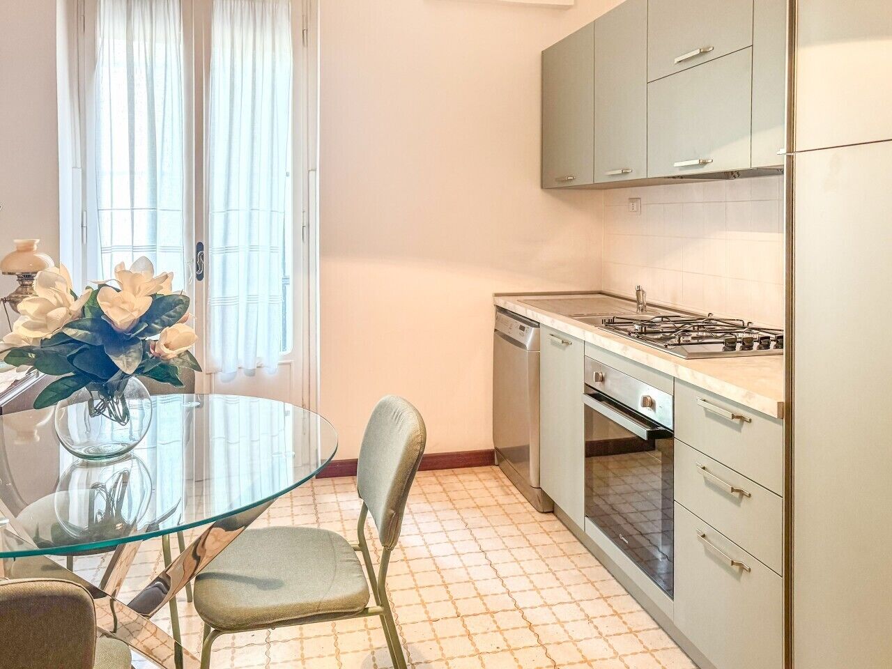 Coffee/tea maker, fridge, oven, stovetop