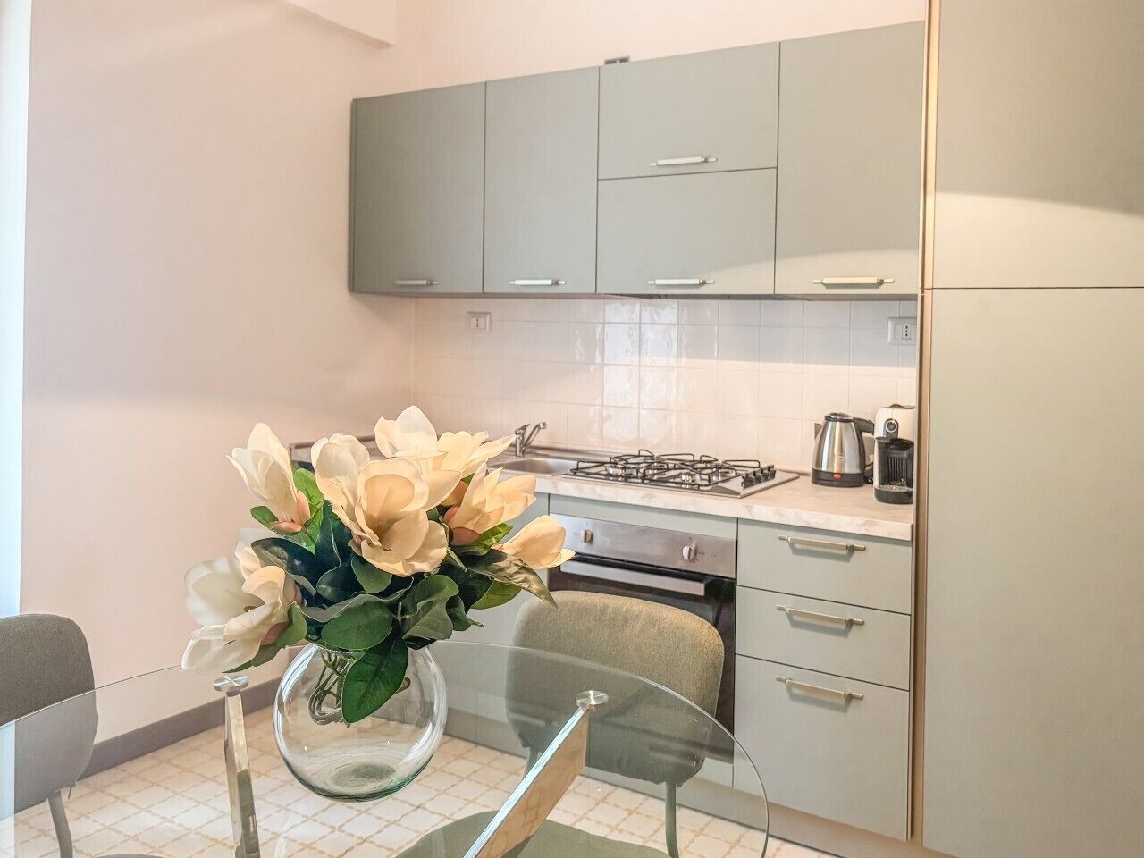 Coffee/tea maker, fridge, oven, stovetop