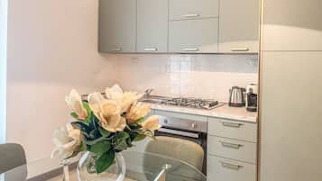 Coffee/tea maker, fridge, oven, stovetop