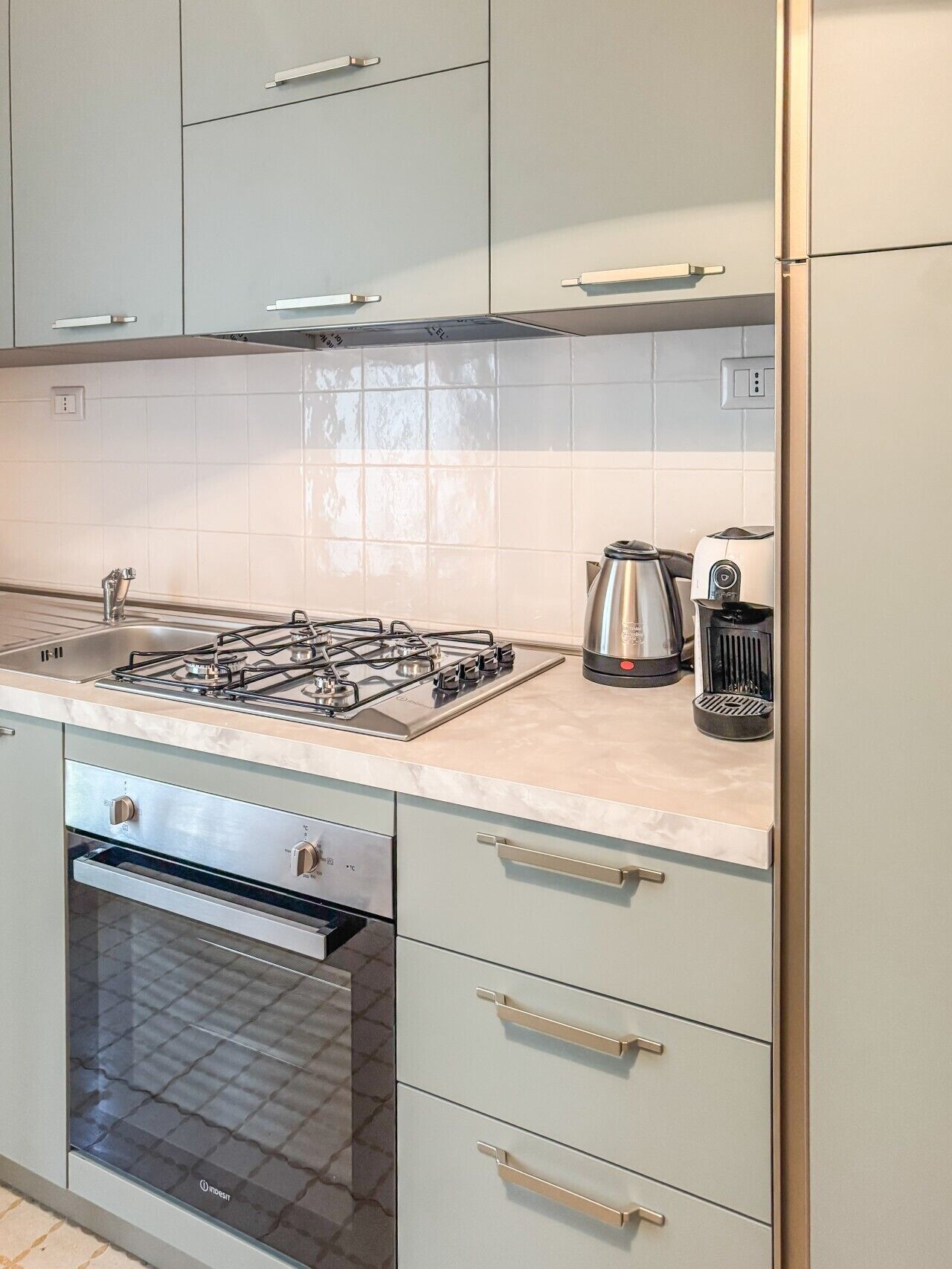 Coffee/tea maker, fridge, oven, stovetop