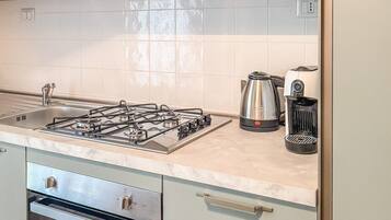 Coffee/tea maker, fridge, oven, stovetop