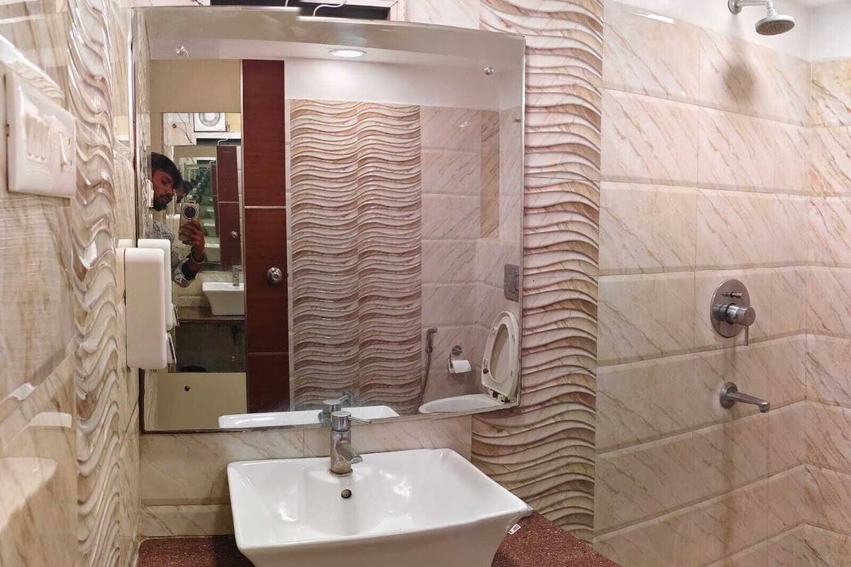 Junior Studio Suite | Bathroom | Shower, slippers, towels, soap